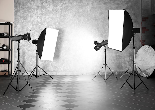Estúdio fotográfico vazio com equipamento de iluminação