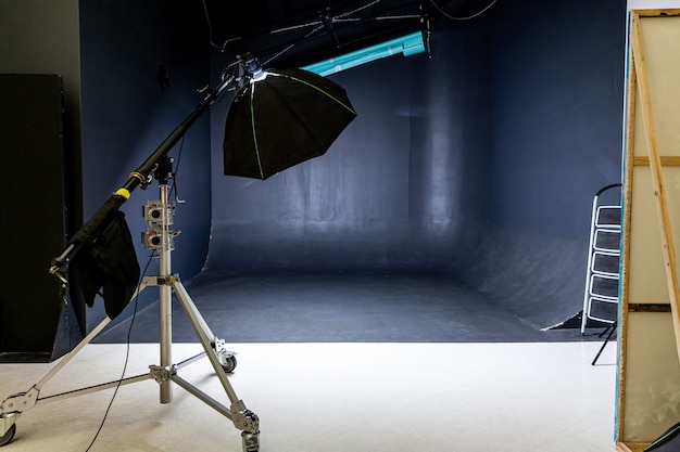 Foto estúdio fotográfico vazio com equipamento de iluminação