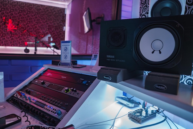 Estudio de grabación moderno con monitor Yamaha NS 10M en Los Ángeles