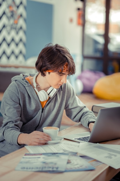 Foto estudio intensivo. un estudiante haciendo sus deberes usando una computadora portátil.