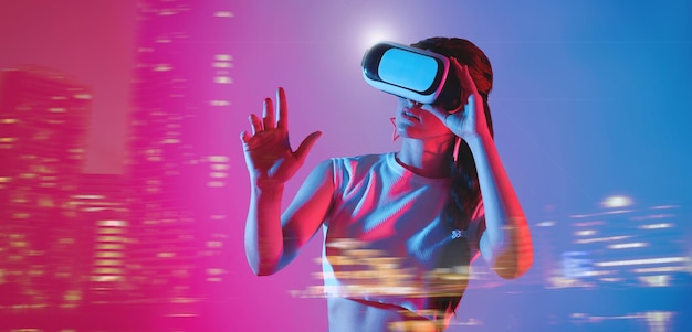 estudio de juegos en línea de entretenimiento y mundo virtual en simulación 3D Mujer seria en juegos de gafas vr