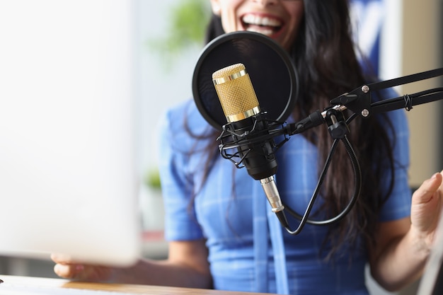 Estudio de micrófono negro en la mujer de fondo canta lecciones vocales para adultos concepto