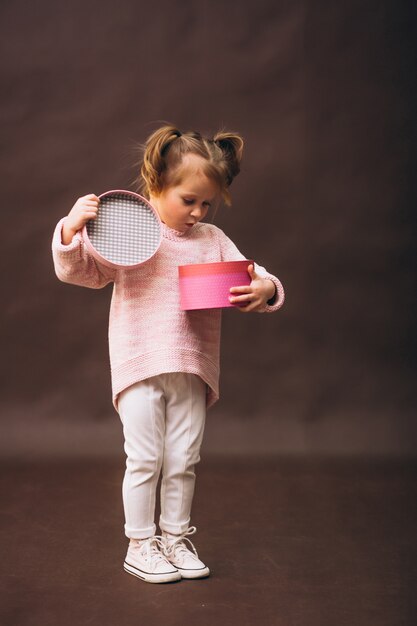 Estudio modelo de niña pequeña con regalo