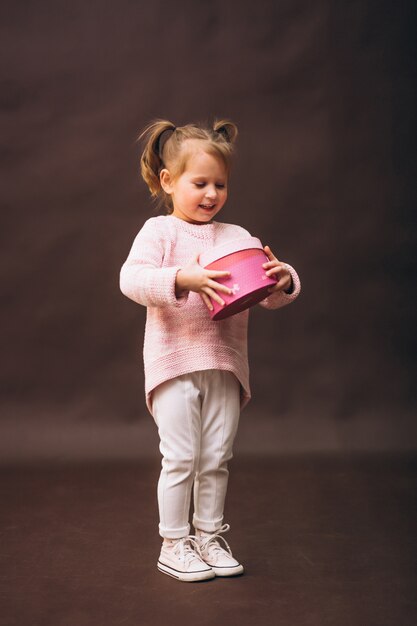 Estudio modelo de niña pequeña con regalo