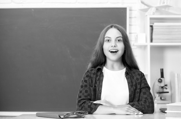 Estudio de niños asombrados en la escuela en la escuela de fondo de pizarra