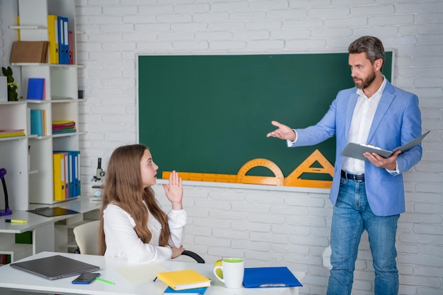 Estudio de niños en el aula con enfoque selectivo del maestro