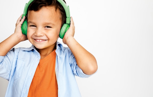 Foto estudio de niños dispara usando auriculares escuchando música