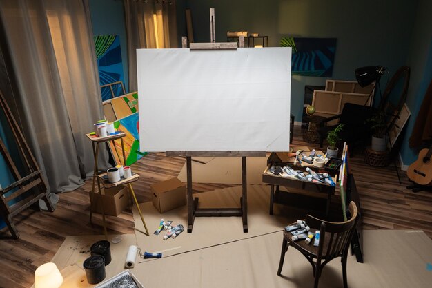 El estudio de pintura de un pintor talentoso Espacio creativo