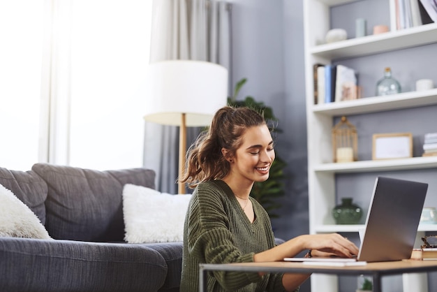 Estudio de piso y chica con computadora portátil en la mesa para escribir tareas o ensayo de literatura en la sala de estar Estudiante universitario en línea y mujer con computadora para educación conocimiento o aprendizaje en el hogar