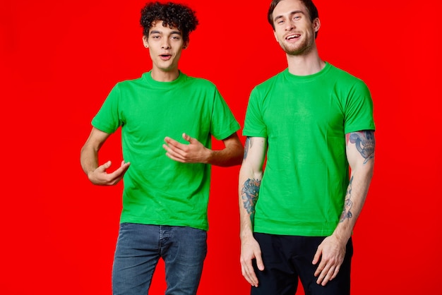 Estudio de ropa casual de moda de dos amigos camisetas verdes