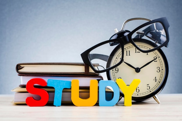 Estudio de texto con libro y despertador en la mesa