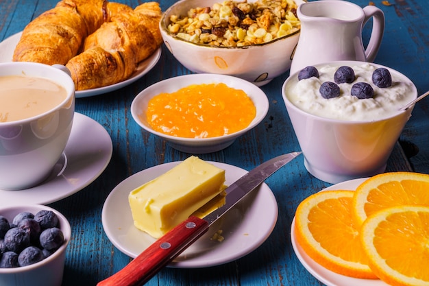 Foto un estudio tirado de desayuno orgánico de la mañana, horizontal.