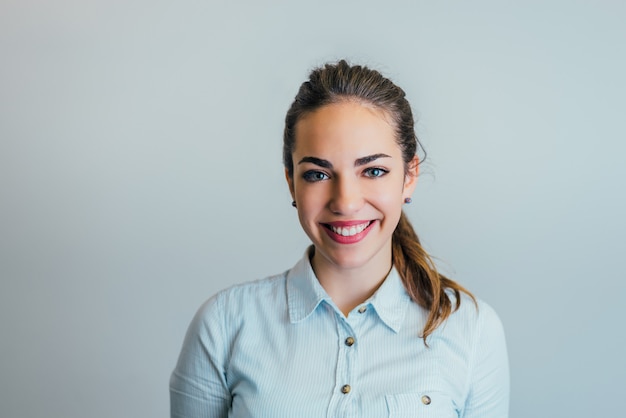 Foto el estudio tiró de la mujer joven que miraba la cámara.