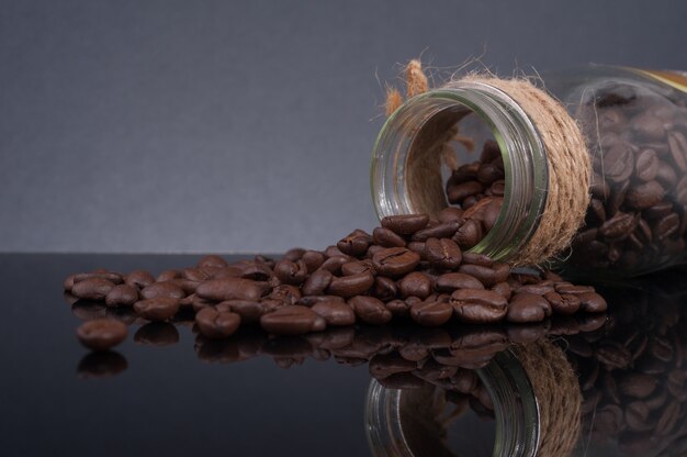 Estudio tostado de los granos de café tirado con el espacio de la copia.