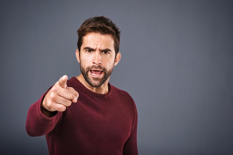 Foto estúdio zangado e retrato de homem apontando e responsabilidade para você gritando e repreendendo rosto de fundo cinza e pessoa com a mão repreendendo e sério de opinião e bandeira na inglaterra