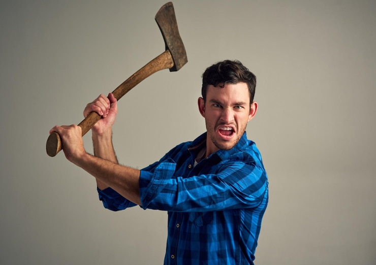 Foto estúdio zangado e retrato de homem com machado por gritos agressivos e lenhador chateado gritando louco e hostil lenhador masculino do canadá com ferramenta de machado para carreira por fundo