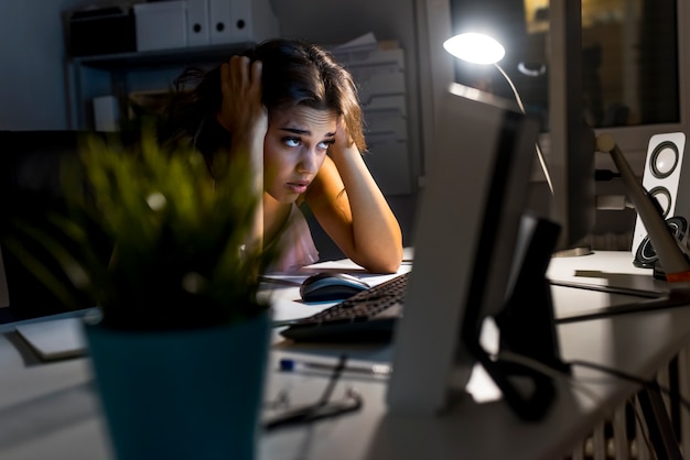 Estudios a altas horas de la noche. Levantarse hasta tarde. Trabajo excesivo