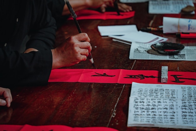 Estudioso vietnamita escreve caligrafia no festival de caligrafia Long Son é uma tradição popular durante o feriado de Tet Escrevendo dísticos para o Festival da Primavera do ano novo