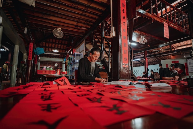 Estudioso vietnamita escreve caligrafia no festival de caligrafia Long Son é uma tradição popular durante o feriado de Tet Escrevendo dísticos para o Festival da Primavera do ano novo