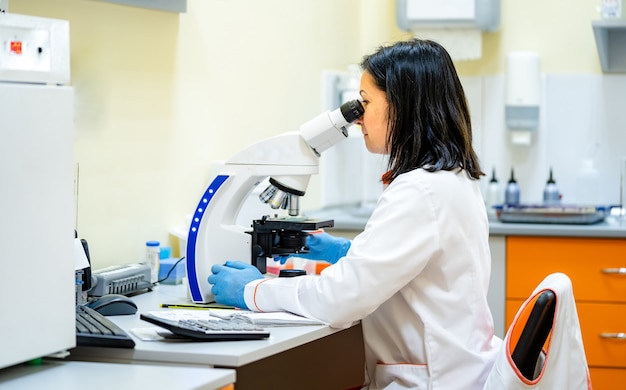 Estudo ao microscópio em laboratório. pesquisa de dna e métodos de identificação de doenças.