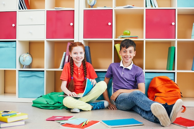 Estudo conhecimento elementar escola sorrindo