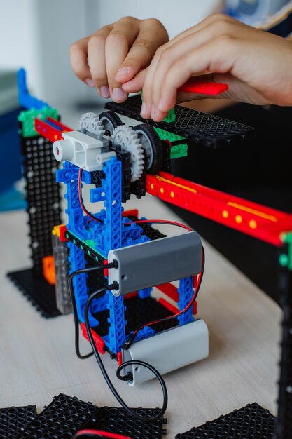 estudo de estudante em uma aula de robótica, monte um construtor de robô.
