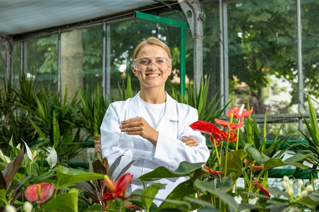 Estudos de laboratório realizados por um biólogo perito numa estufa