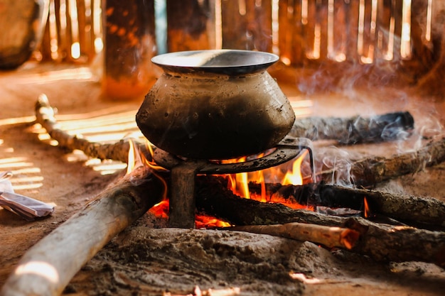 Estufa de cocina tradicional nepalí con leña para cocinar arroz