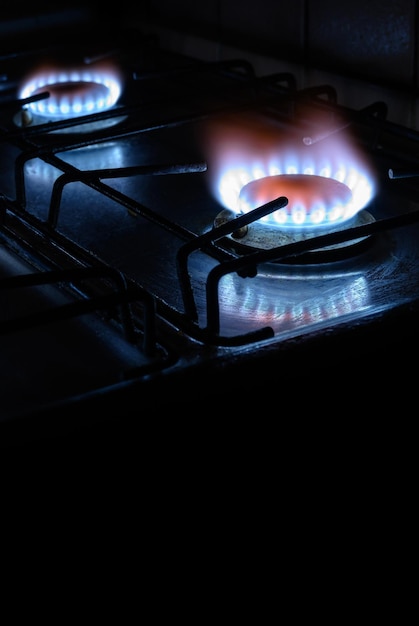 Foto estufa de gas en casa quema de gas propano natural sobre fondo oscuro con espacio de copia en negro