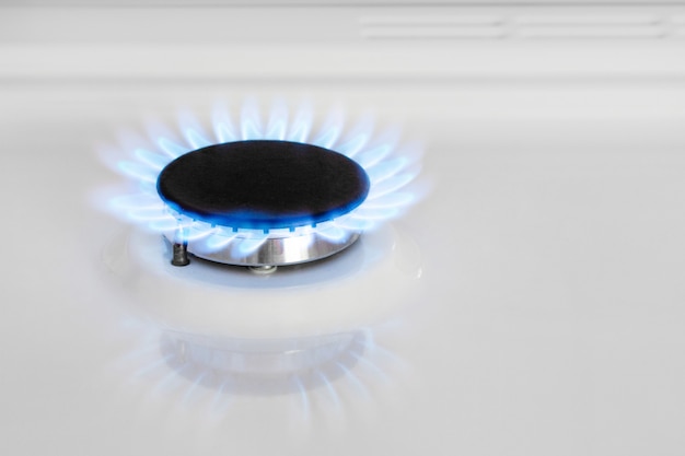 Foto estufa de gas. quemador de gas. gas natural en la casa. bután, propano.
