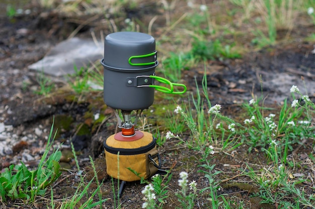 Estufa de gas turística para camping y recreación en el fondo de la naturaleza