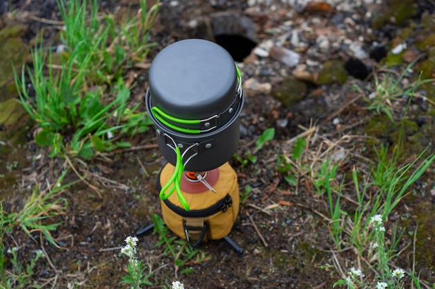 Estufa de gas turística para camping y recreación en el fondo de la naturaleza