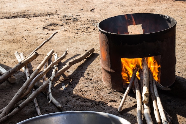 Foto estufa de leña hecha de tanque de un galón para cocinar