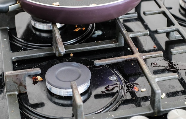 Foto estufa sucia con restos de comida cocina de gas sucia con manchas de grasa viejas manchas de grasa