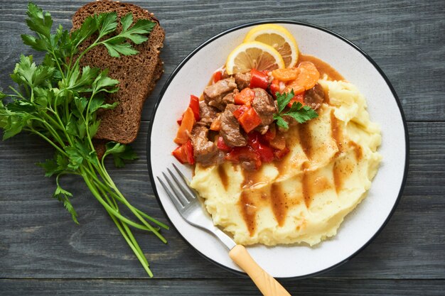 Estufado de carne com purê de batatas em um prato