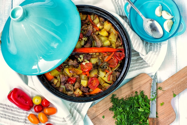 Estufado de legumes em cima da mesa. verduras picadas. produzir