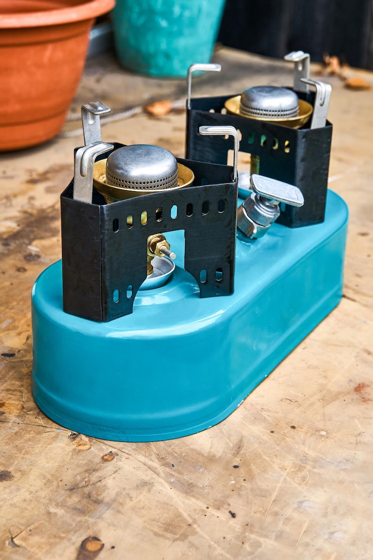 Foto estufas de gas portátiles azules con dos quemadores vacíos para el viaje
