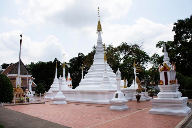 Estupa antiga de Phra Mu Tao com antiguidade dois chedi menores para viajantes tailandeses visita respeito orando bênção adoração sagrada no templo Wat Chomphuwek ou Chumpoo Wek em Nonthaburi Tailândia