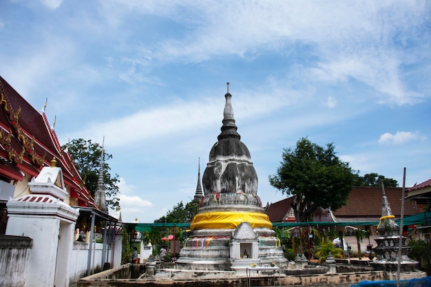 Estupa antiga ou chedi antigo em wat sao thong thong em koh kret em pak kret em nonthaburi tailândia