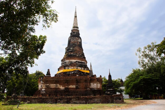 Estupa antiga ou ruínas antigas chedi para viajantes tailandeses visitam respeito orando bênção relíquias de buda desejo mistério mito sagrado no templo Wat Dusitaram em Phra Nakhon Si Ayutthaya Tailândia