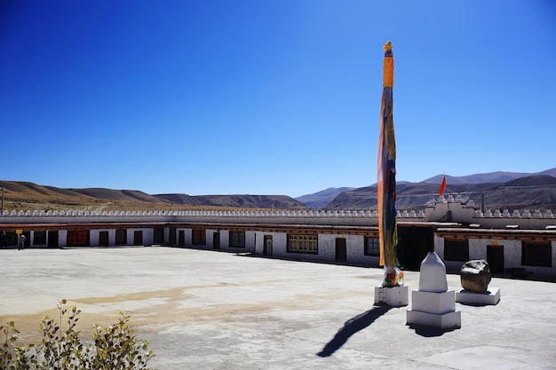 estupa en el antiguo monasterio tibetano