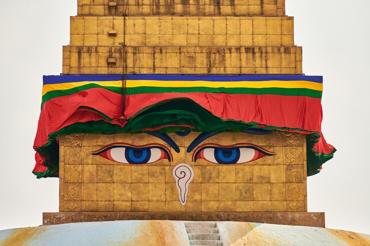 Foto la estupa de boudhanath en katmandú, nepal, decorada con ojos de sabiduría de buda y banderas de oración