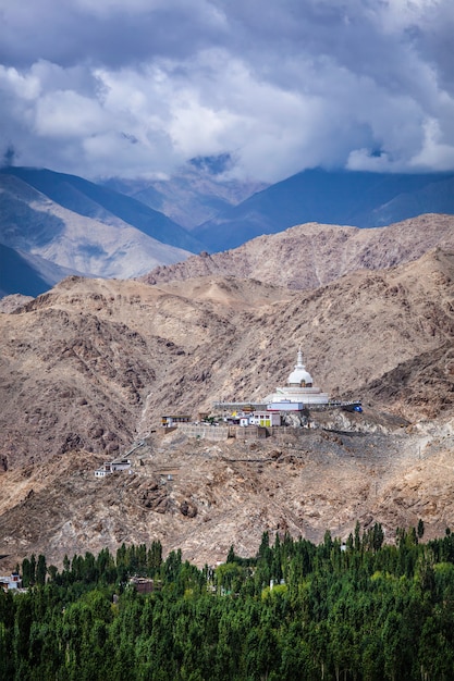 Estupa budista chorten en una colina en el Himalaya