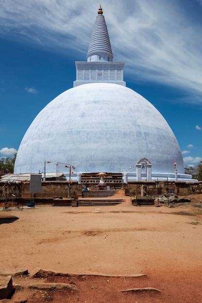 Estupa de mirisavatiya dagoba en anuradhapura sri lanka