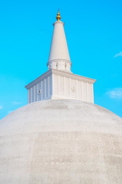 La estupa Ruwanwelisaya en Anuradhapura, Sri Lanka antes del atardecer. Ruwanwelisaya considerada una maravilla por su arquitectura y sagrada para muchos budistas de todo el mundo.