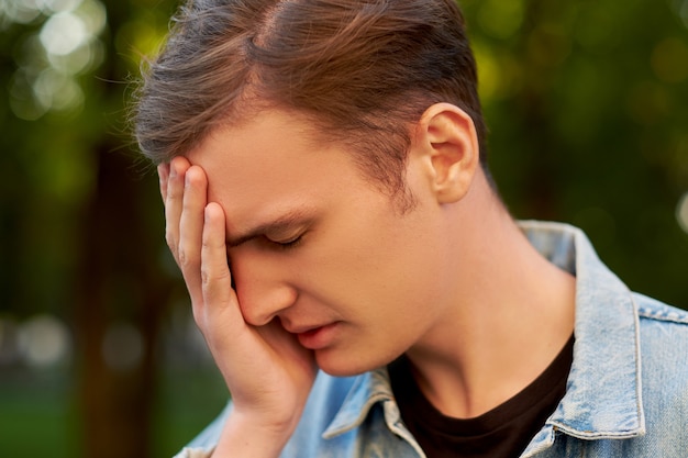 Estúpido error de los hombres. Lamentar la culpa, olvidar el concepto de resaca de dolor de cabeza