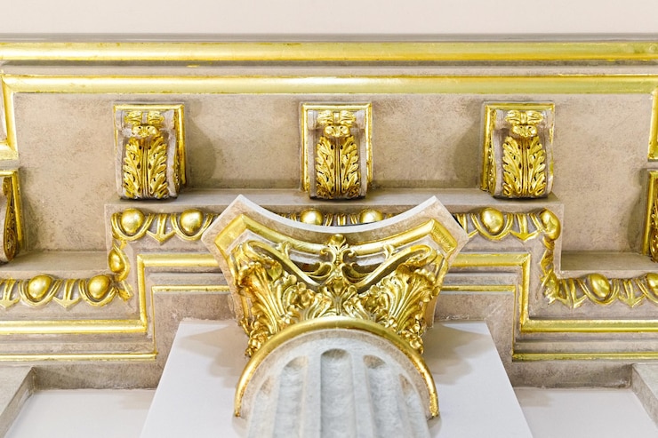 Foto estuque de ouro no filé de teto no luxuoso interior caro de uma grande sala de estar real barroca