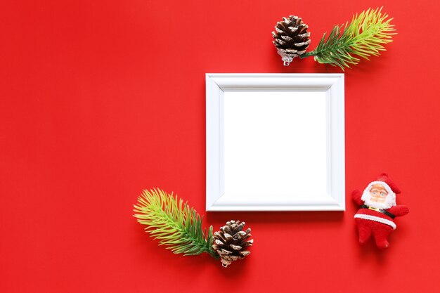 Esvazie a decoração preta do frame e do natal da foto no fundo vermelho.