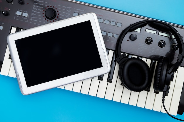 Esvazie a tela do tablet em music studio objeto para music studio mock up