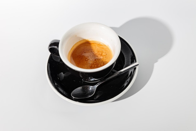 Esvazie a xícara de café usada contra um fundo branco